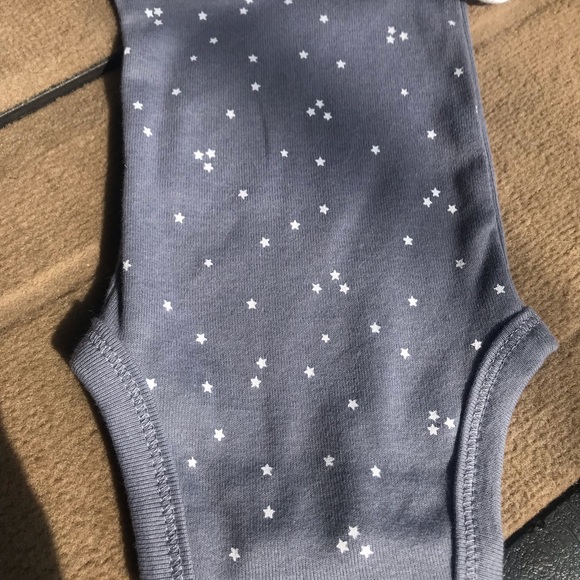 ➡️ Bundle & Save! 3 Pack Carter’s Preemie Onesies - Picture 2 of 3